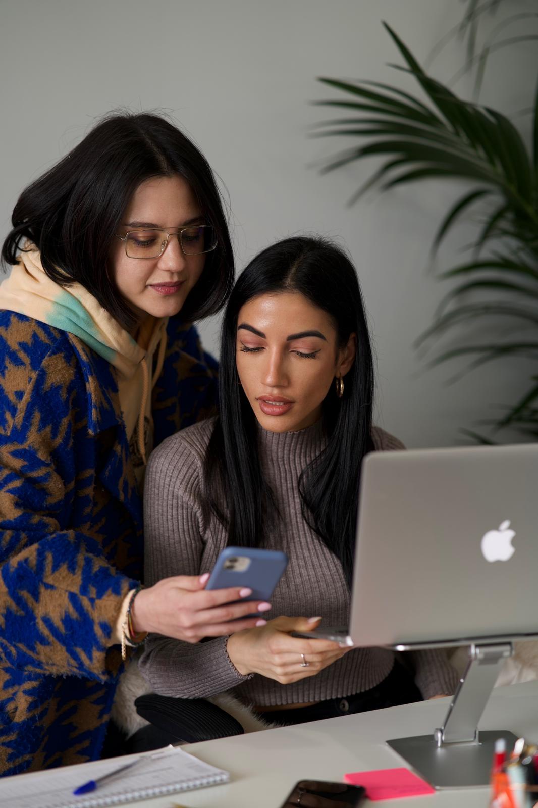 Il team di 5web agency al lavoro su una strategia social